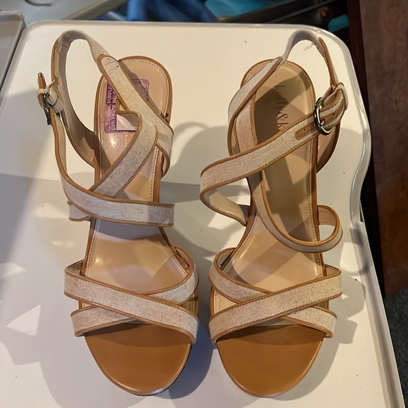 Cute strappy 4 inch sandals. Size 10 but fit more like a 9. - Picture 3 of 3